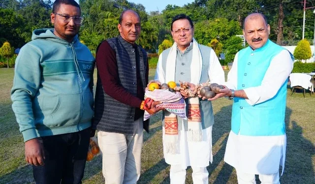 धामी को दिए गए स्थानीय सब्जी व प्राकृतिक खाद्य उत्पाद, पहाड़ी पहचान को बढ़ावा