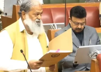 श्रमिकों और दुकानदारों के हित में बड़ा कदम श्रम मंत्री विज