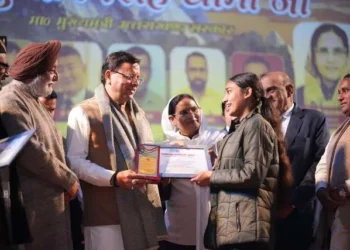 सीएम धामी ने अल्पसंख्यक विकास से जुड़े स्टालों का किया अवलोकन