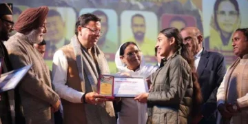 सीएम धामी ने अल्पसंख्यक विकास से जुड़े स्टालों का किया अवलोकन