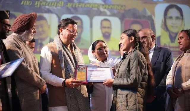 सीएम धामी ने अल्पसंख्यक विकास से जुड़े स्टालों का किया अवलोकन