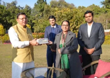 मुख्यमंत्री आवास में रेल परियोजनाओं को लेकर अहम बैठक