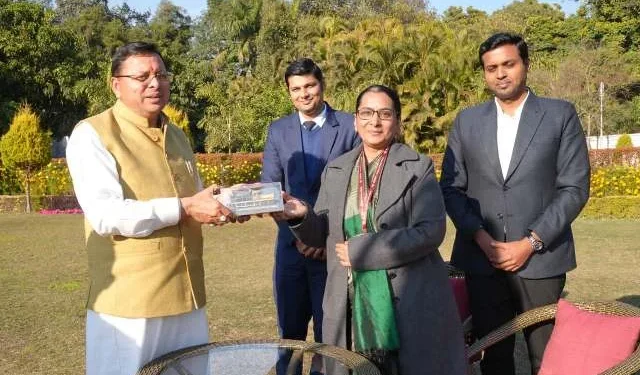 मुख्यमंत्री आवास में रेल परियोजनाओं को लेकर अहम बैठक