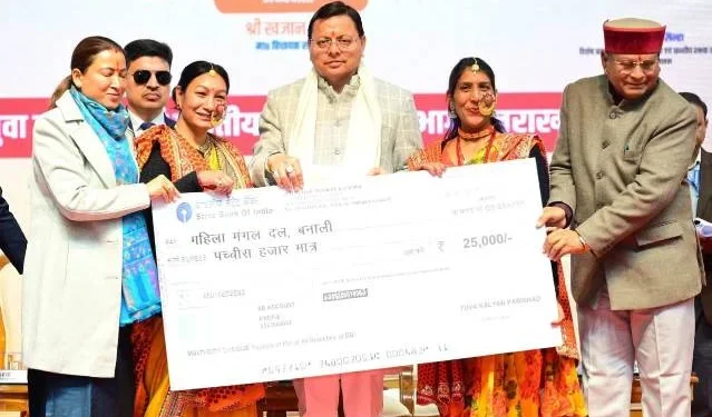 सीएम धामी ने समाज सेवा में उत्कृष्ट योगदान देने वाले मंगल दलों को किया पुरस्कृत