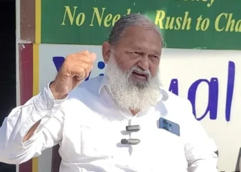 कांग्रेस के पास लोग नहीं, इसलिए वर्दियां बदल-बदलकर आते हैं विज