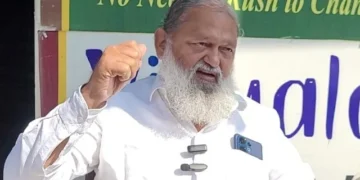 कांग्रेस के पास लोग नहीं, इसलिए वर्दियां बदल-बदलकर आते हैं विज