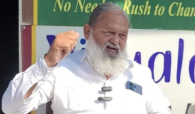 कांग्रेस के पास लोग नहीं, इसलिए वर्दियां बदल-बदलकर आते हैं विज