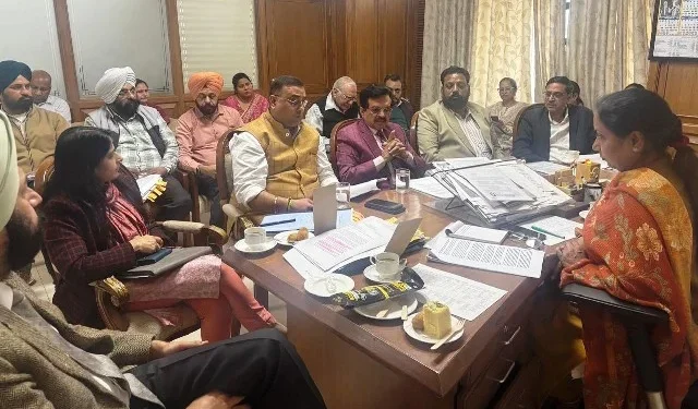 खाद्य सुरक्षा और महिला-बाल विकास योजनाओं की प्रगति पर चर्चा