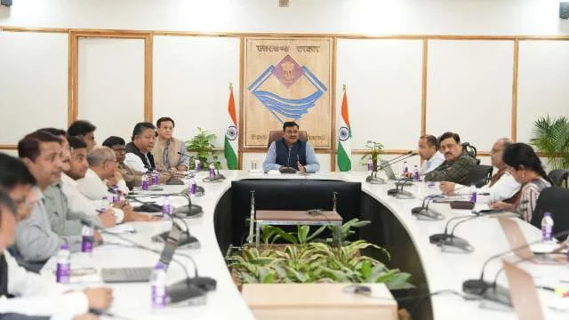 कालाबाजारी और जमाखोरी पर सख्ती, अफवाह प्रबंधन पर भी चर्चा