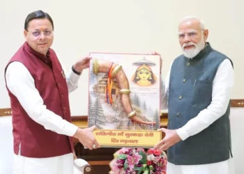 धामी ने पीएम मोदी को भेंट किए सुरकंडा देवी की प्रतिकृति, राजमा और शहद