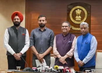 वरिष्ठ प्रतिनिधियों की मौजूदगी में समझौते पर हुए हस्ताक्षर