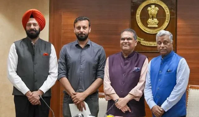 वरिष्ठ प्रतिनिधियों की मौजूदगी में समझौते पर हुए हस्ताक्षर