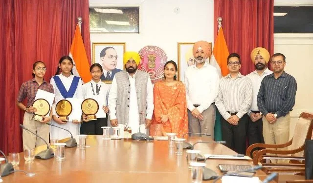 PSEB कक्षा 8 मेरिट में बेटियों का दबदबा, टॉप 20 में 19 स्थान हासिल