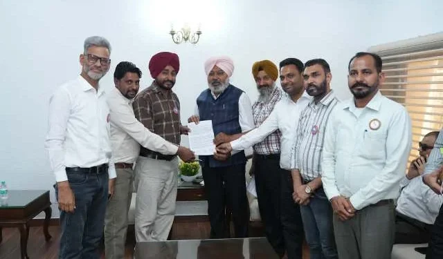 कर्मचारियों को उनके अधिकार दिलाने और कानूनी बाधाएं दूर करने पर जोर