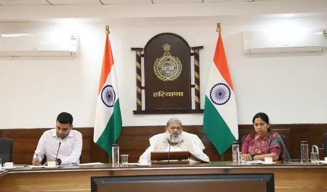 चंडीगढ़ बैठक में विज बोले—उपभोक्ताओं को मिले गुणवत्तापूर्ण बिजली सेवा