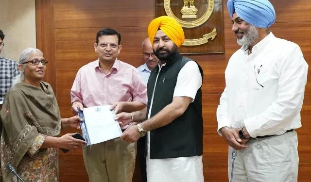 वरिष्ठता के आधार पर अधिकारियों को मिला पदोन्नति का लाभ