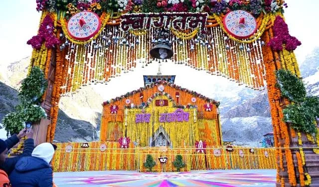 सिख रेजीमेंट बैंड की धुनों के बीच भव्य और दिव्य रहा कपाटोद्घाटन समारोह