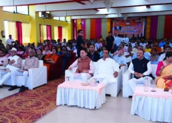 सीएम धामी ने जनता के साथ पीएम मोदी के कार्यक्रम का लाइव प्रसारण देखा