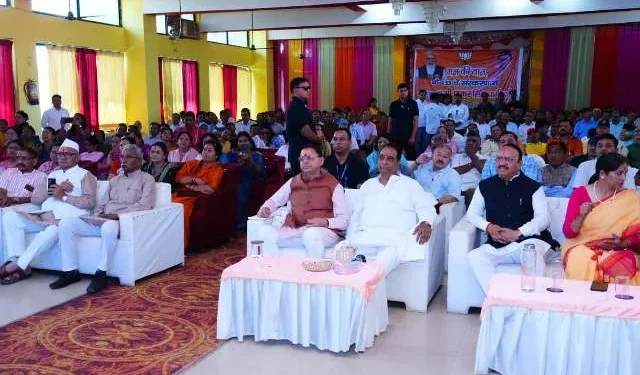 सीएम धामी ने जनता के साथ पीएम मोदी के कार्यक्रम का लाइव प्रसारण देखा