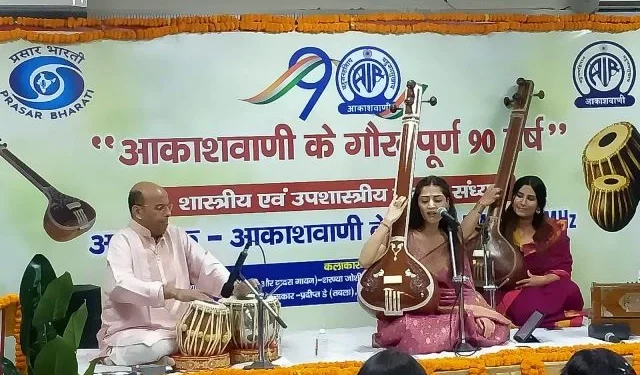 दीप प्रज्वलन के साथ हुआ आकाशवाणी की संगीत संध्या का शुभारंभ
