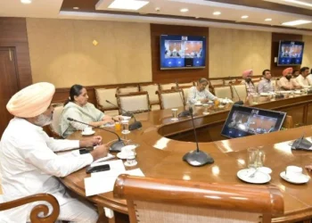 पहले चरण के लंबित कार्य जल्द पूरा करने पर वित्त मंत्री का जोर
