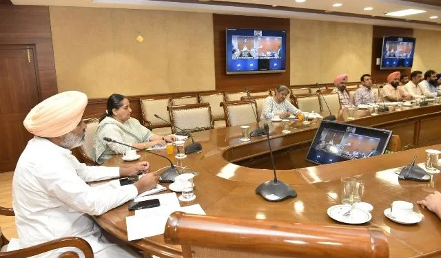 पहले चरण के लंबित कार्य जल्द पूरा करने पर वित्त मंत्री का जोर
