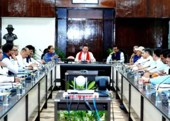 समीक्षा बैठक में तैयारी न होने पर अधिकारियों को फटकार