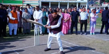 सीएम धामी ने छह गेंद खेलकर नए क्रिकेट मैदान की शुरुआत की