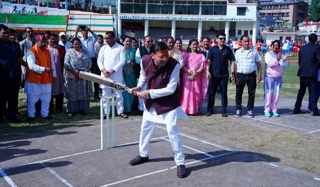 सीएम धामी ने छह गेंद खेलकर नए क्रिकेट मैदान की शुरुआत की