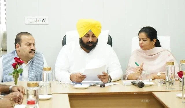 अधिकारियों को साप्ताहिक समीक्षा और तय समयसीमा में कार्य पूरा करने के निर्देश