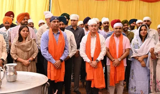 भीषण गर्मी में लोगों को राहत पहुंचाने के लिए पुलिस मुख्यालय के बाहर विशेष आयोजन