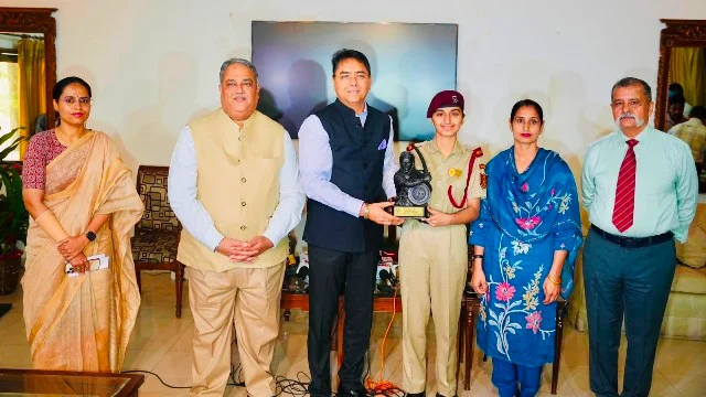 रक्षा क्षेत्र में युवतियों की बढ़ती भागीदारी पर मंत्री ने जताई खुशी
