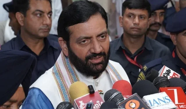 सामाजिक कार्यकर्ताओं को सम्मानित कर मुख्यमंत्री ने उनके योगदान की सराहना की