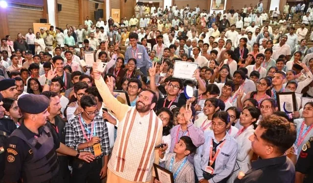CM ने मेधावी छात्र सम्मान समारोह में छात्रों के लिए वैश्विक एक्सपोजर योजना की घोषणा की