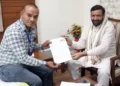 नारायणगढ़ दौरे के दौरान मुख्यमंत्री ने स्वयं भरकर जमा किया मतदाता गणना प्रपत्र