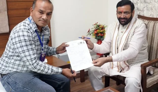 नारायणगढ़ दौरे के दौरान मुख्यमंत्री ने स्वयं भरकर जमा किया मतदाता गणना प्रपत्र