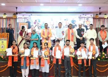 मेधावी विद्यार्थियों की सफलता बनी प्रेरणा, धामी ने शिक्षा और संस्कार का बताया महत्व