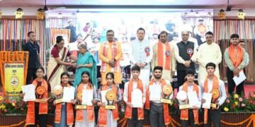 मेधावी विद्यार्थियों की सफलता बनी प्रेरणा, धामी ने शिक्षा और संस्कार का बताया महत्व
