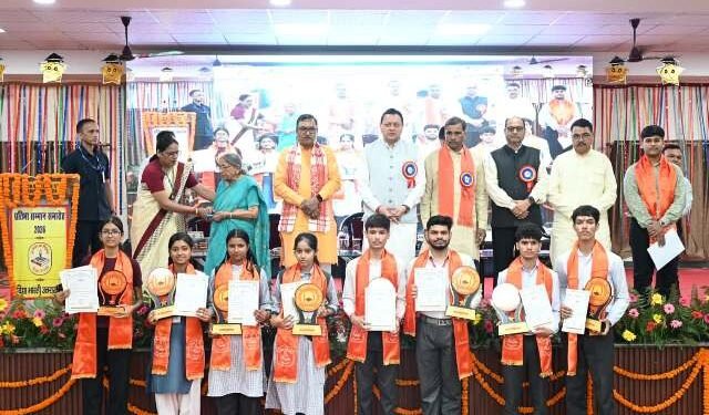 मेधावी विद्यार्थियों की सफलता बनी प्रेरणा, धामी ने शिक्षा और संस्कार का बताया महत्व