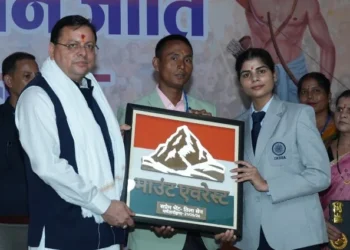 एवरेस्ट फतह करने वाले मोहन सिंह राणा और टीला सेन को CM ने किया सम्मानित