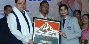 एवरेस्ट फतह करने वाले मोहन सिंह राणा और टीला सेन को CM ने किया सम्मानित