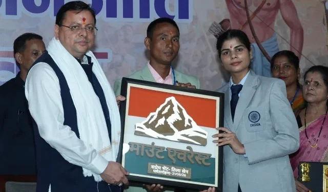 एवरेस्ट फतह करने वाले मोहन सिंह राणा और टीला सेन को CM ने किया सम्मानित