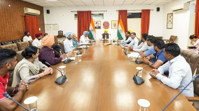 करीब दो दशक से कम वेतन पर सेवाएं दे रहे शिक्षकों को राहत