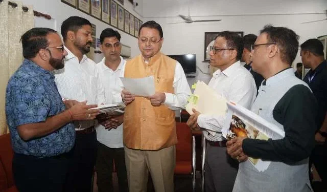 कर्मचारियों की समस्याओं को सुनते हुए CM ने अधिकारियों को दिए निर्देश