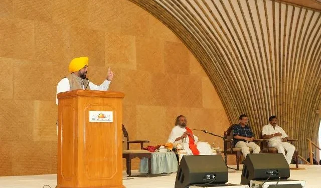 केजरीवाल और सिसोदिया संग आश्रम पहुंचे सीएम मान, लिया गुरुदेव का आशीर्वाद