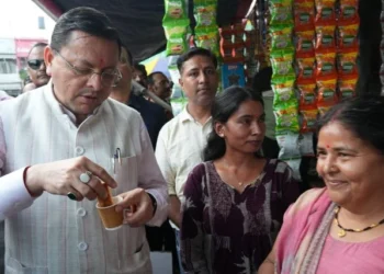 चाय की चुस्की के साथ सीएम धामी ने दिया ‘लोकल फॉर वोकल’ का संदेश