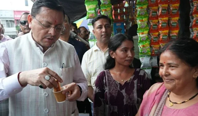 चाय की चुस्की के साथ सीएम धामी ने दिया ‘लोकल फॉर वोकल’ का संदेश