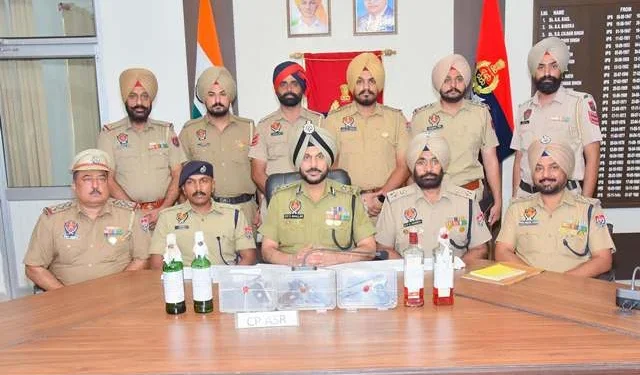 पंजाब पुलिस ने हथियारों और पेट्रोल बमों के साथ संदिग्धों को पकड़ा