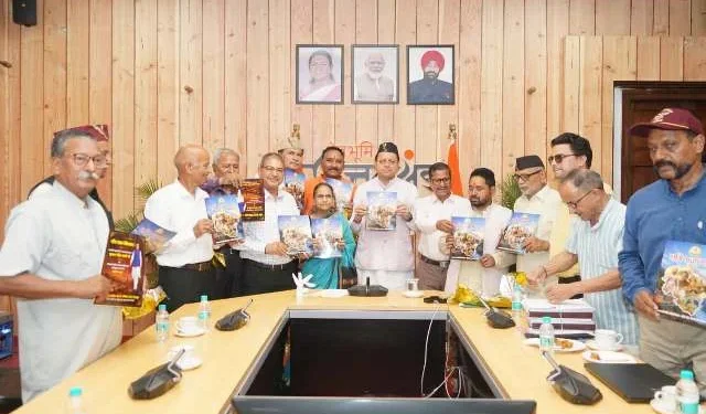 मुख्यमंत्री आवास में वेबसाइट और स्मारिका का विमोचन