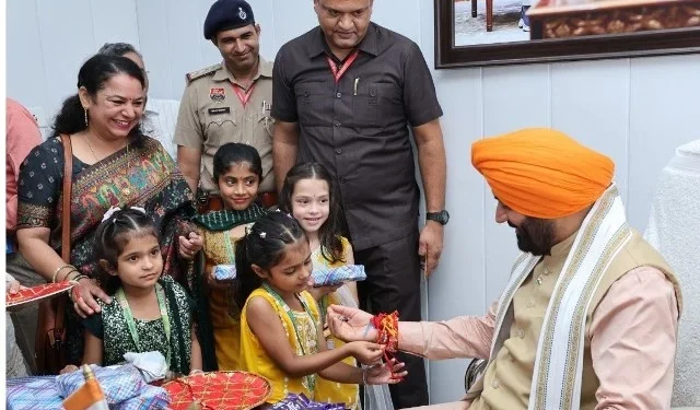 सुमन सैनी की मौजूदगी में मुख्यमंत्री ने छात्राओं संग मनाया रक्षाबंधन